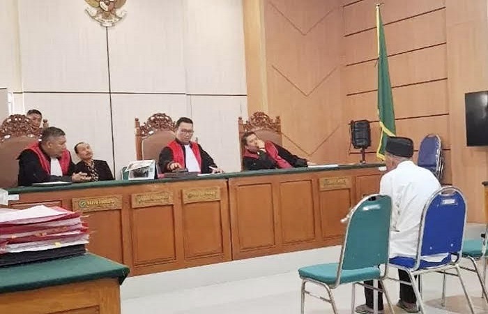 Kakek Masir saat mendengarkan tuntutan jaksa penuntut umum. Dia dituntut dua tahun penjara karena menangkap lima ekor burung cendet di kawasan Taman Nasional Baluran, kawasan konservasi.