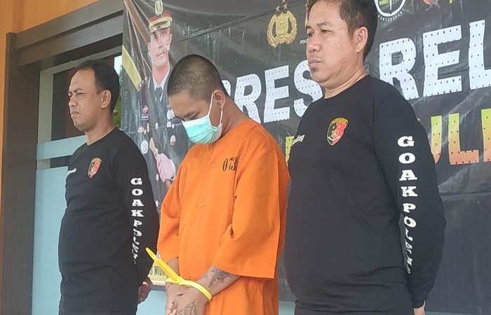 Terdakwa Made Swadharma Yasa alias Jono alias Aan saat press rilis di Mapolres Buleleng. Ia kini dihukum sepuluh tahun penjara akibat pencurian dengan kekerasan yang menyebabkan kematian.