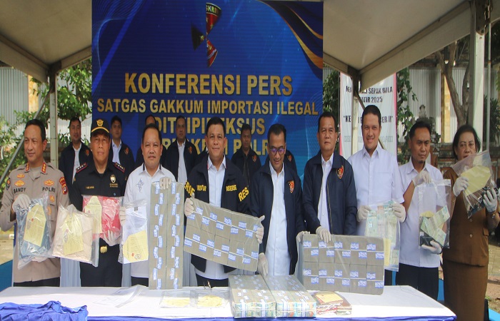 Dalam perkara ini, penyidik menyita 846 bal pakaian bekas, tujuh unit bus, dua unit mobil, dana di rekening perbankan lebih dari Rp 2,5 miliar, serta berbagai dokumen pengiriman dan pembukuan gudang.