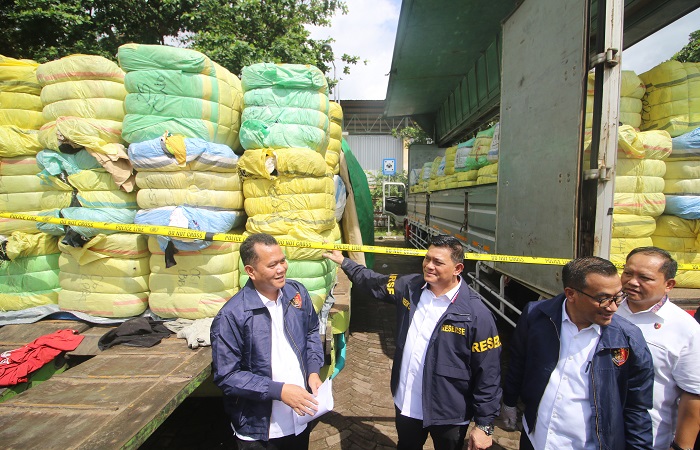 Bareskrim dan Polda Bali mengungkap impor ilegal pakaian bekas (balpres) dengan menyita aset sebesar Rp 22 Miliar.