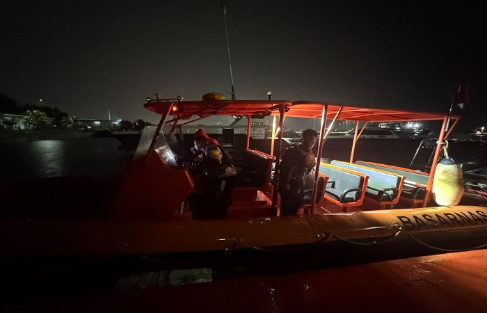 Lima nelayan selamat dari maut. Jukung yang mereka terbalik dihantam ombak tinggi di Perairan Nusa Dua.