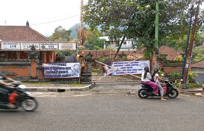 Suasana Kantor Perbekel Desa Sudaji yang sepi aktivitas akibat disegel warganya sendiri. Ini buntut kasus dugaan korupsi yang menyeret perbekelnya.