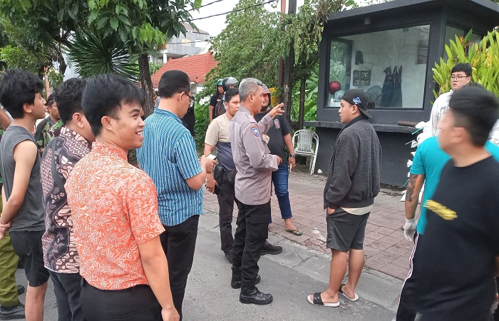 Lokasi kejadian tewasnya seorang pekerja setelah tersengat aliran listrik tegangan tinggi pada papan iklan. Kejadiannya di Jalan Sunset Road depan Gereja Hillsong, Legian, Kuta, Badung.