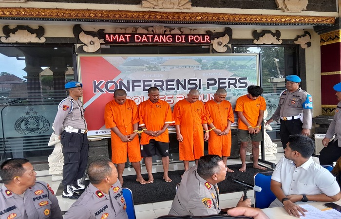 Para pelaku pencurian saat diamankan Polres Badung. Mereka sekeluarga kompak mencuri mesin traktor yang meresahkan petani di sejumlah subak di Kabupaten Badung.