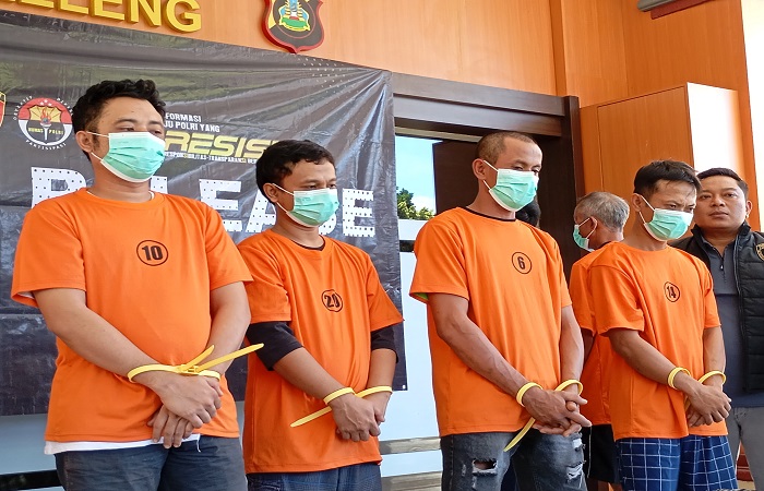 Sundoyo alias Doyok (dua dari kiri) saat press rilis di Polres Buleleng beberapa waktu lalu. Ia merupakan jaringan narkotika Banyuwangi-Singaraja.