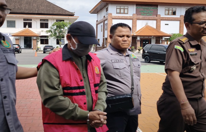 Tersangka KB selaku pemilik dan Direktur PT Pacung Prima Lestari (pengembang) rumah subsidi dan IK ADP, relationship Manager Bank BUMN penyalur kredit.