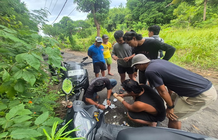 Polisi menangap tenaga kontrak Dinas Pariwisata Kabupaten Klungkung berinisial IKS, 45. Ia diketahui membawa sabu.