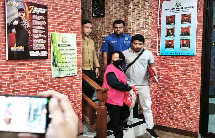 Tersangka NYS usai menjalani pemeriksaan di Kejari Denpasar, Kamis (18/12) kemarin.