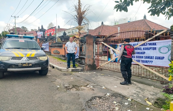 Suasana pengamanan oleh polisi di Desa Sudaji, untuk mencegah potensi konflik baru pasca penyegelan kantor perbekel.