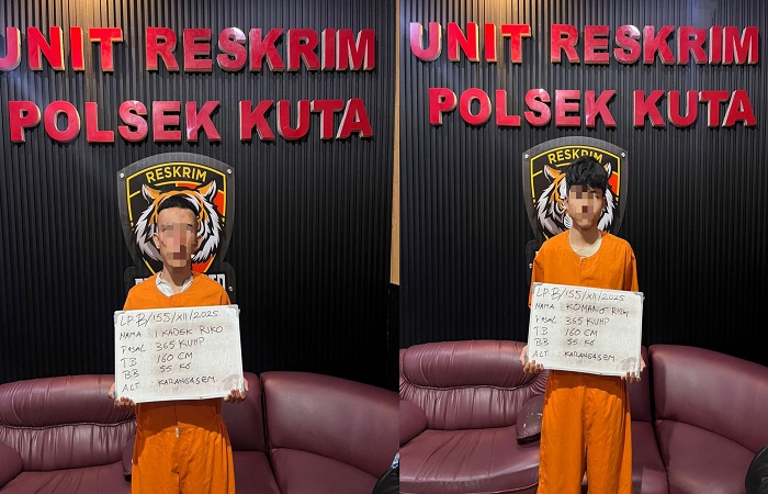 Dua pria asal Karangasam berinisial KR dan IKR kenakan pakaian tahanan. Keduanya diamankan Polsek Kuta karena menjambret WNA India di Seminyak, Kuta, Badung.
