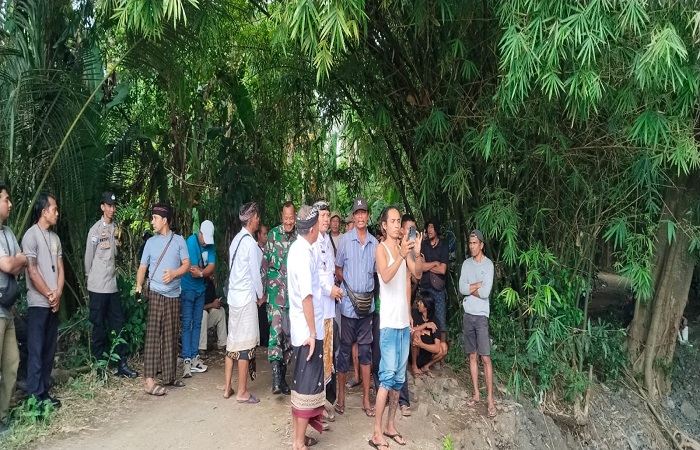 Warga Banjar Dinas Pangitebel, Desa Antiga Kelod saat melakukan aksi protes terkait keberadaan proyek betonisasi di aliran sungai Betel oleh pihak perusahaan SPBE di Manggis.