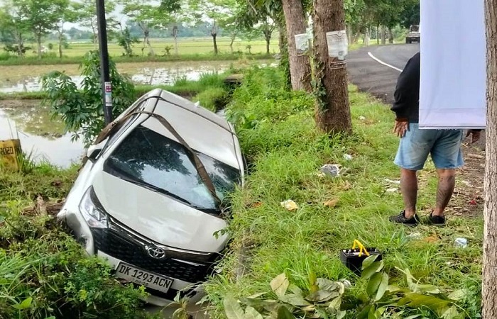 Mobil terperosok ke dalam got di Jalan Denpasar - Gilimanuk.