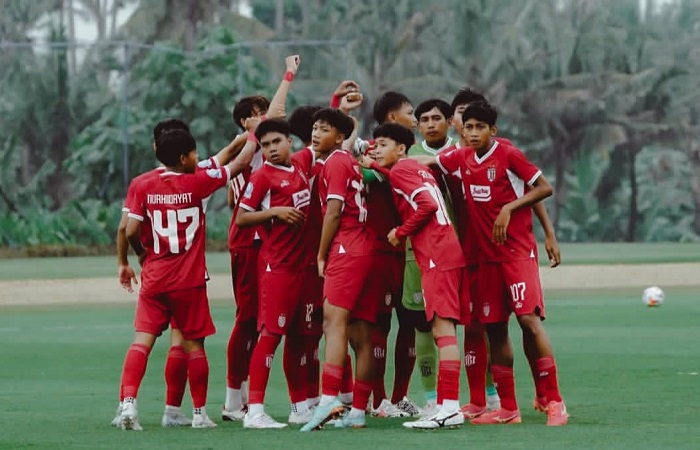 Para pemain Bali United U16 merayakan kemenangan atas  Madura United U16 dengan skor telak 8-1, kemarin.