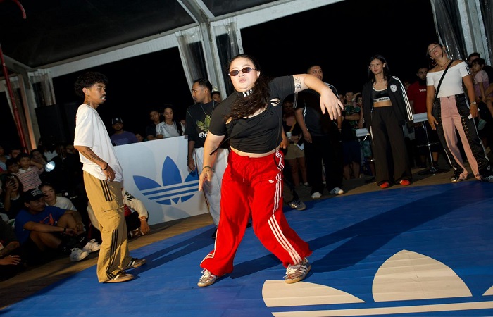 Dance one on one di Pantai Sanur, Denpasar Selatan.