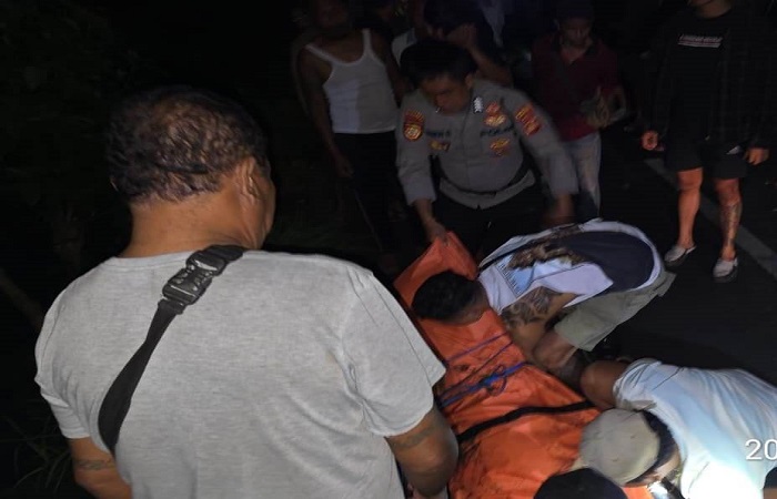 Jenazah korban I Wayan Dedi Mardiana yang berhasil dievakuasi Tim Sar Polairud Polres Tabanan. Dia mengalami kecelakaan hingga masuk jurang.