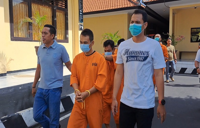Dody saat rilis pers di Mapolres Buleleng. Ia kini divonis 8 tahun penjara karena menyuplai narkoba.