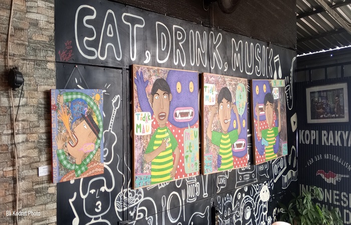 Sejumlah karya milik perupa Lie Ping Ping yang dipajang di Warung BK.