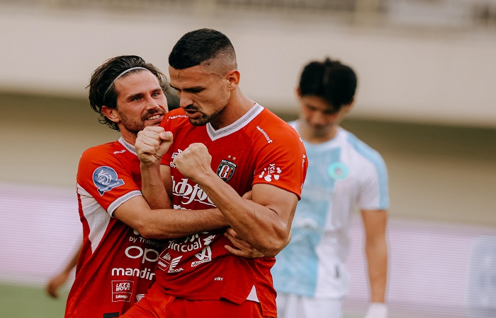 Pemain Bali United merayakan kemenangan telak 3-0 atas PSBS Biak pada Senin (22/12/) petang kemarin.