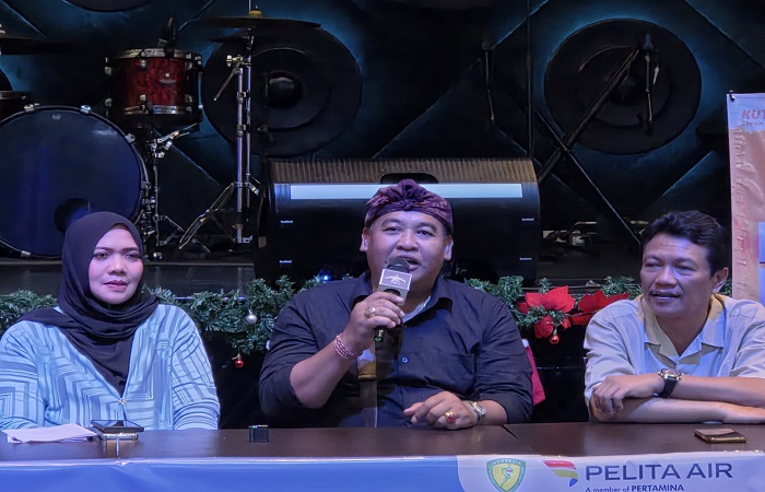 Wakil Ketua PHRI Badung dan Bendesa Adat Kuta, Komang Alit Ardana (tengah) memberikan keterangan pers di Kuta, Selasa 23 Desember 2025.
