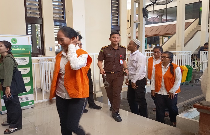 Terdakwa I Gusti Ayu Leni Yuliastari, 57, Ida Ayu Oka Suryani Mantara, 38, dan Intan Oktavia Pusparini, 39, saat menjalani sidang di PN Denpasar belum lama ini.
