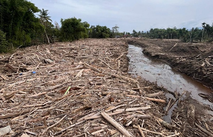 Kayu gelondongan terlihat menumpak setelah bencana banjir disertai longsor di Kabupaten Gayo Lues, Aceh.