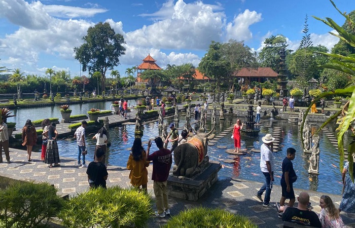 Taman Wisata Tirta Gangga ramai dikunjungi wisatawan saat perayaan Natal pada Kamis (25/12) lalu.