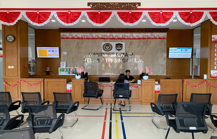 Suasana loket pelayanan paspor di Kantor Imigrasi Singaraja. Sepanjang 2025, Imigrasi menolak penerbitan belasan paspor yang terindikasi terkait Tindak Pidana Perdagang Orang.