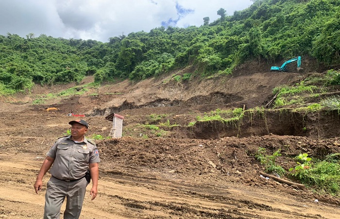 Satpol PP Klungkung memberikan Surat Peringan (SP) II terhadap aktivitas pengerukan bukit di Desa Paksebali, Kecamatan Dawan, Senin (22/12) lalu.