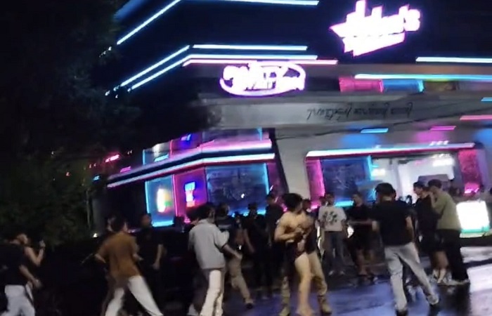 Situasi di depan Helen&rsquo;s Night Club, Sabtu (27/12) sekitar pukul 03.30 WITA. Sejumlah tamu adu jotos di depan klub malam di Jalan Dewi Sri Kuta, Badung.