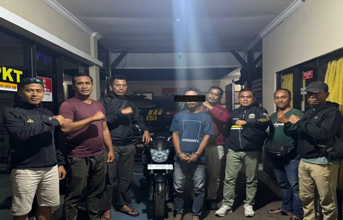 Pencuri motor (tengah) diringkus jajaran Polsek Blahbatuh.