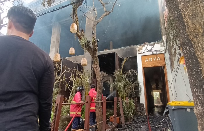 Petugas Damkar memadamkan si jago merah yang melahap restoran di Monkey Forest Ubud.