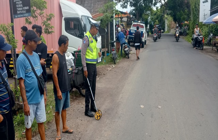 Polisi melakukan olah TKP di lokasi laka lantas, yang mengakibatkan satu orang balita tewas terlindas ban truk.