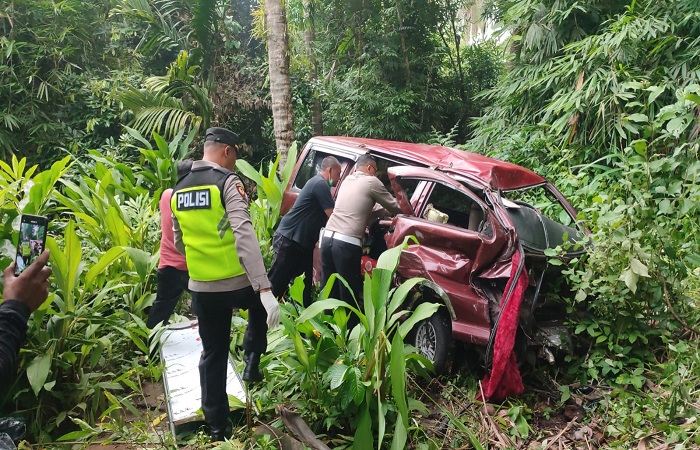 Satlantas Polres Tabanan yang melakukan evakuasi terhadap sejumlah korban yang berada didalam minibus Espas yang terlibat kecelakaan dengan sebuah truk.