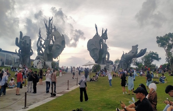 Suasana tempat wisata Nuanu Creative City atau Kota Wisata di Pantai Nyanyi Banjar Batugaing, Desa Beraban Kediri Tabanan yang ramai dikunjungi wisatawan selama libur Natal dan Tahun Baru.