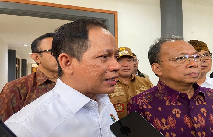 Menteri Lingkungan Hidup/Kepala Badan Pengendalian Lingkungan Hidup (BPLH) Hanif Faisol Nurofiq bersama Gubernur Bali Wayan Koster, Wali Kota Denpasar, Bupati Badung, dan Bupati Bangli.