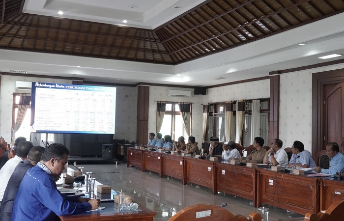 Rapat Kerja antara Komisi III DPRD Buleleng dengan Perumda Air Minum Tirta Hita Buleleng. Penyesuaian tarif air diharapkan diimbangi dengan peningkatan kualitas pelayanan.