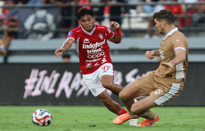 Pemain Bali United Rahmat Arjuna dihadang pemain Dewa United Banten.