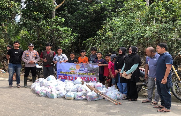 Kehadiran relawan rombongan Sekolah SMA 7 Banda Aceh menjadi penguat di masa pemulihan.
