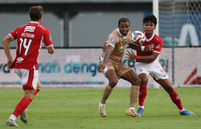 Bek Bali United Kadek Arel Priyatna (kanan) menghadang pergerakan striker Dewa United Alex Martins Ferreira.