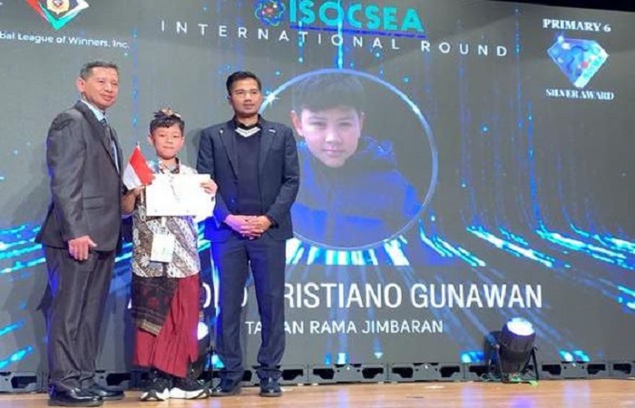 Arnold Cristiano Gunawan, siswa kelas 6 SD Taman Rama Jimbaran, Badung, Bali berhasil meraih medali Perak pada ajang International Science Olympiad Competition of Southeast Asia (ISOCSEA).
