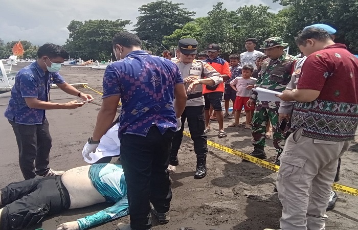 Petugas kepolisian bersama masyarakat saat melakukan evakuasi terhadap WN Australia yang tewas saat diving di Pantai Tulamben, Kecamatan Kubu pada Selasa (30/12) kemarin.