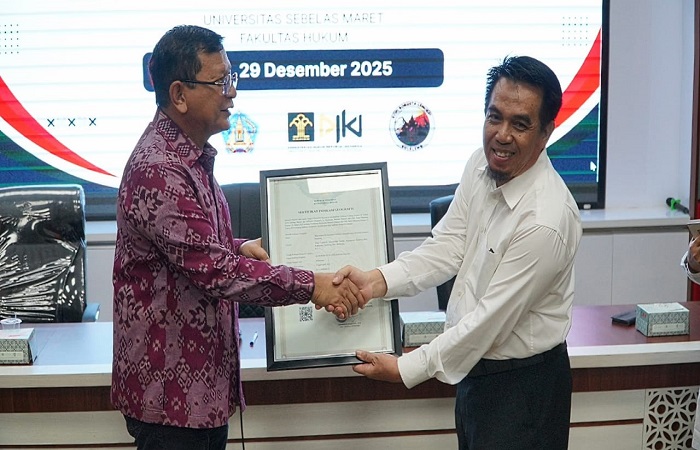 Penyerahan sertifikat IG Kopi Robusta Lemukih dari Fakultas Hukum Universitas Sebelas Maret Surakarta ke Pemkab Buleleng.