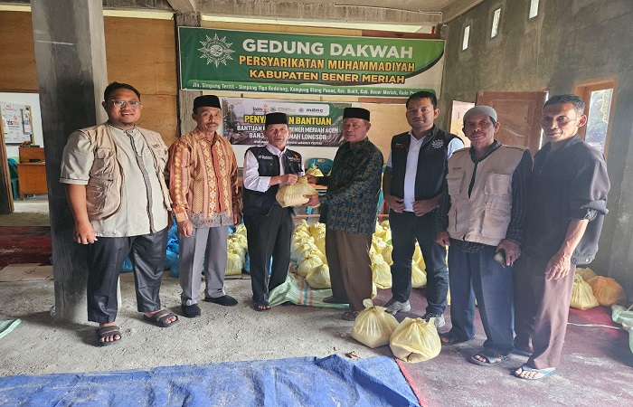 Bantuan beras yang merupakan dukungan dari United Arab Emirates (UEA) tersebut diserahkan melalui Ketua Pimpinan Daerah Muhammadiyah (PDM) Aceh Tengah.