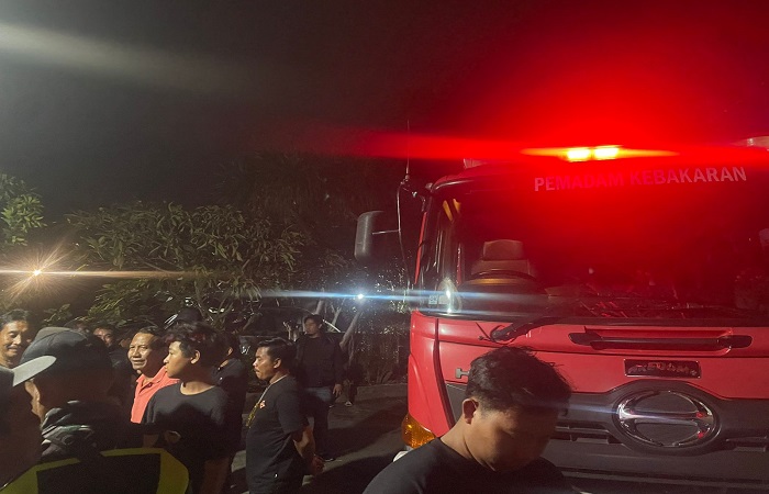 Situasi mencekam di Villa Desa Harmonis Jalan Tegal Sari Labuan Sait, Desa Pecatu, Kecamatan Kuta Selatan, Kabupaten Badung, Kamis (1/1/2026) kemarin. Sebanyak 10 unit vila ludes terbakar.