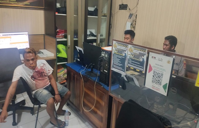 Korban penganiayaan bersimbah darah saat melapor ke Polres Buleleng.