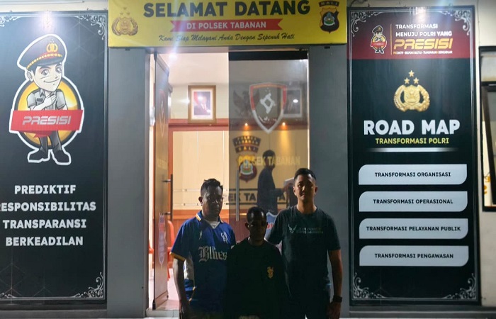 Yefri Metkono (tengah), warga asal Soe, Kabupaten Timor Tengah Selatan, NTT, seusai melapor ke Polsek Tabanan. Dia dikeroyok sekelompok pemuda di tengah jalan.