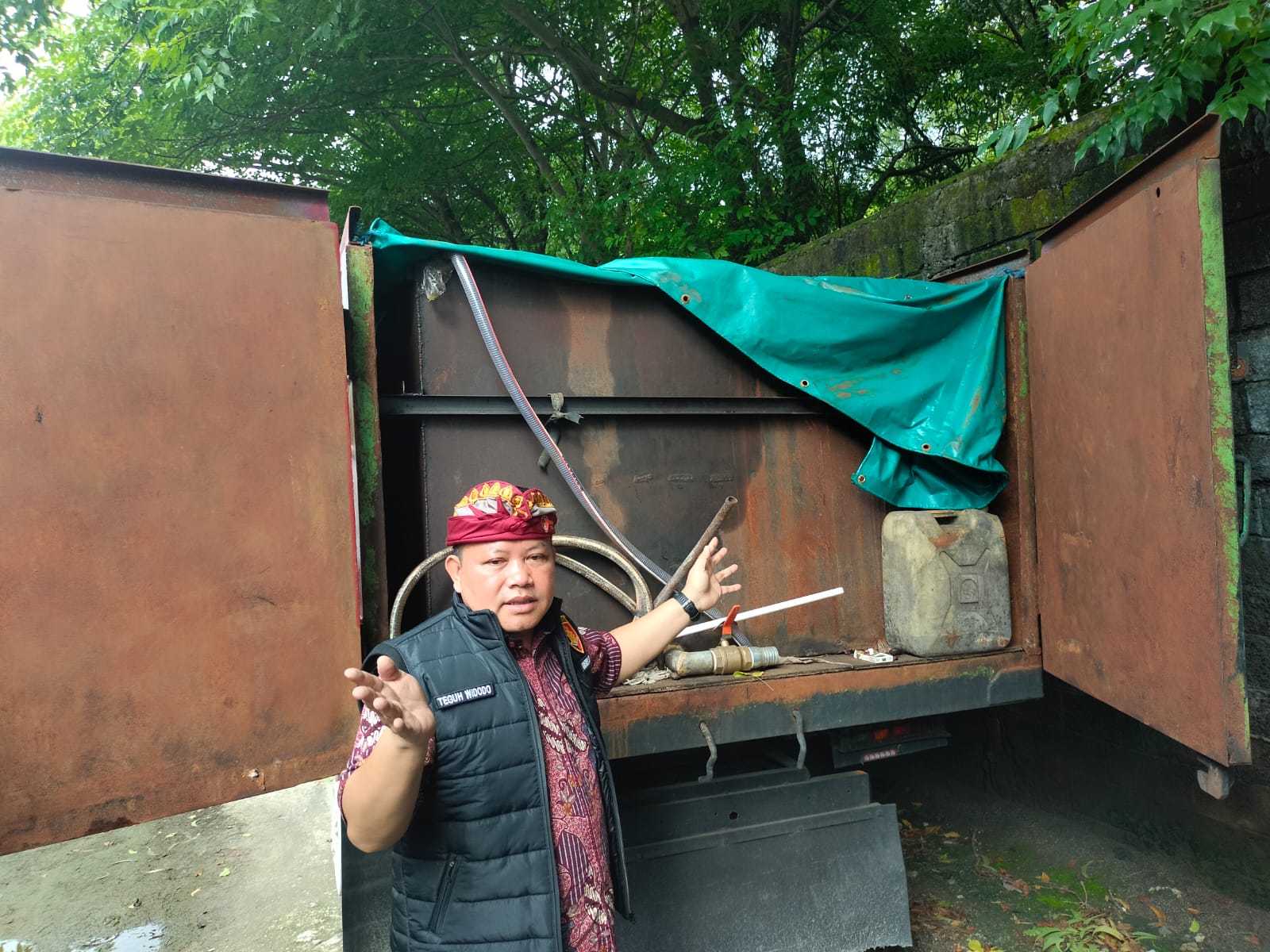 Polda Bali beberkan penetapan tersangka mafia solar di Gudang Jalan Pemelisan, Banjar Suwung Batan Kendal, Denpasar, Selasa (30/12). Salah satu tersangka adalah pemain lama.