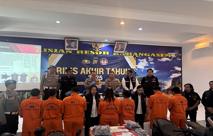 Para pelaku saat dihadapkan pada awak media dalam kegiatan press rilis akhir tahun yang berlangsung di Mapolres Karangasem pada Rabu (31/12) lalu.