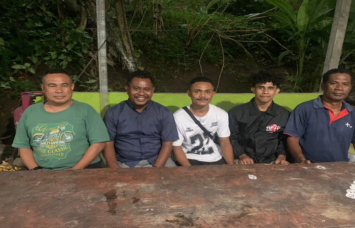 Pengacara korban pengeroyokan, Naldi Elfian Saban (dua dari kiri), bersama sesepuh asal Soe, Gustaf Sunbanu (kanan) dan David (kiri) dampingi dua saksi usai memberikan keterangan di Polsek Tabanan.