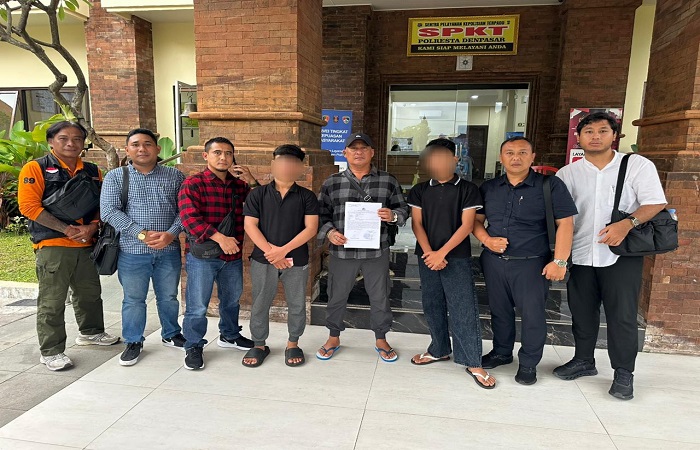 Ida Bagus PSP alias Gus S, 16, dan I Kadek A SS, 16, ditemani Gus Kris dan tim hukum melapor ke Polresta Denpasar, Jumat (2/1/2026) lalu.